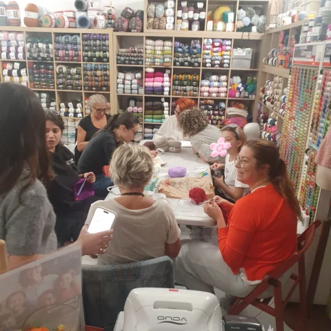 Knitting Therapy – Lavorare ai ferri come medicina per la mente