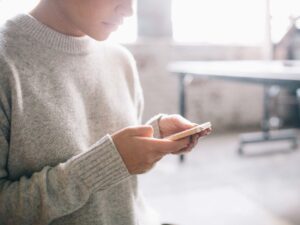 donna con smartphone in mano